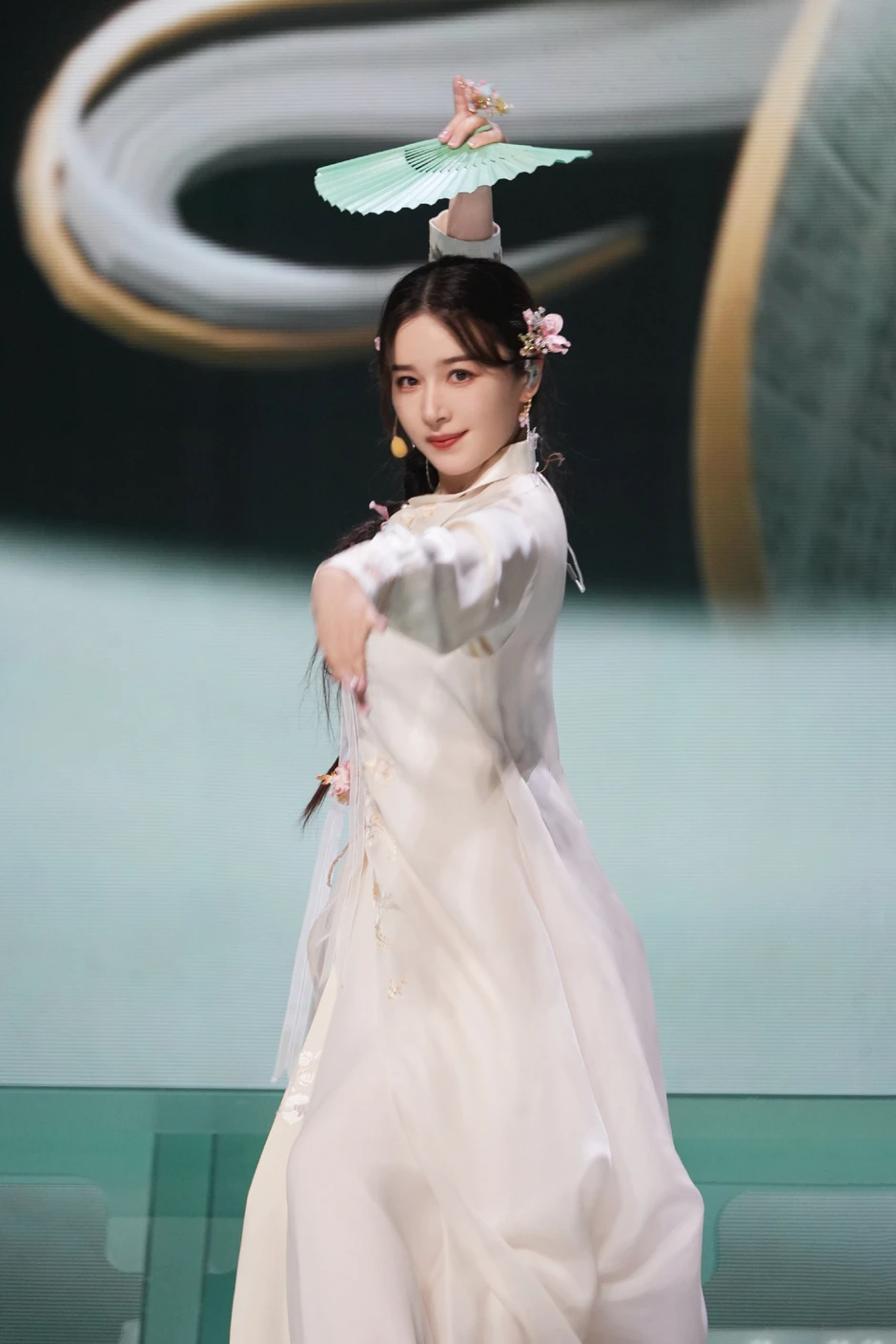 Đối thủ này của Trang Pháp "khủng" quá: Có chồng chủ tịch chống lưng, "ting nhẹ" 1,3 tỷ liền lên top đầu show, làm vậy ai chơi lại!