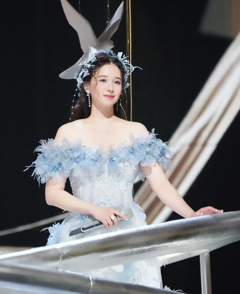 Đối thủ này của Trang Pháp "khủng" quá: Có chồng chủ tịch chống lưng, "ting nhẹ" 1,3 tỷ liền lên top đầu show, làm vậy ai chơi lại!