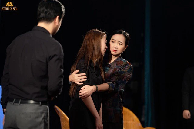 Đời thực trong căn biệt thự mặt phố của nữ NSƯT đóng vai mẹ Thanh Sơn phim Đồng hồ đếm ngược