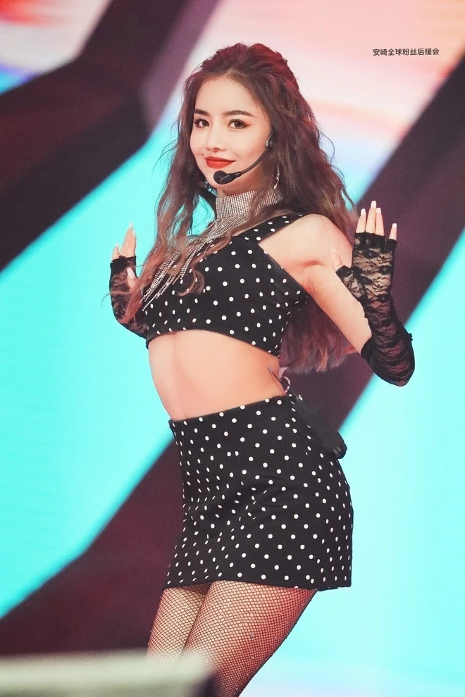 Đồng đội “hệ chiến” của Trang Pháp: Visual ngầu đét, bị tố "tòm tem" với thầy giáo có vợ và rơi vào cảnh thảm hơn 2.300 ngày