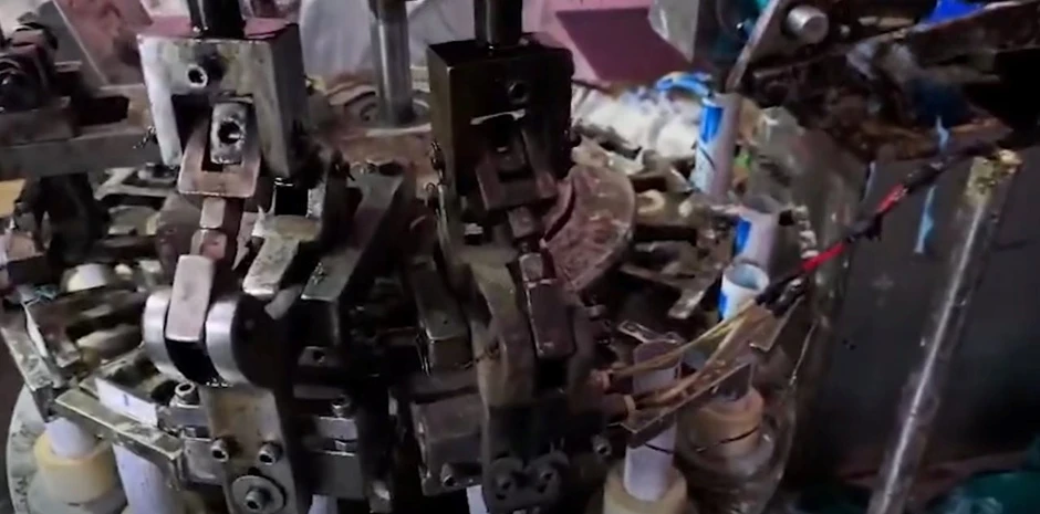 Đột kích một nhà máy, cảnh sát triệt phá đường dây sản xuất kem đánh răng giả tinh vi, thu giữ 13.000 tuýp kem và 130kg hỗn hợp hoá chất