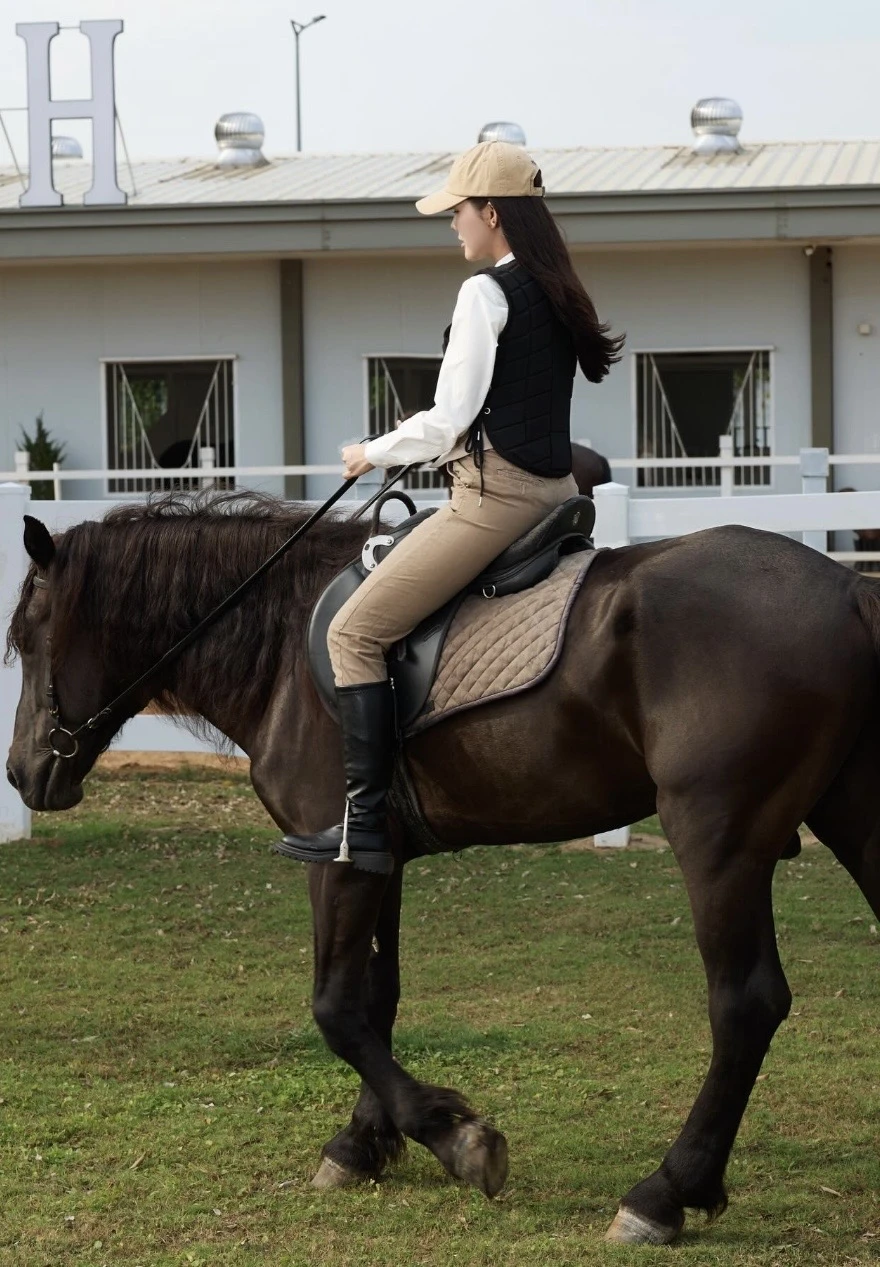 Đứng hình trước màn cưỡi ngựa thần sầu của hot girl làng Pick