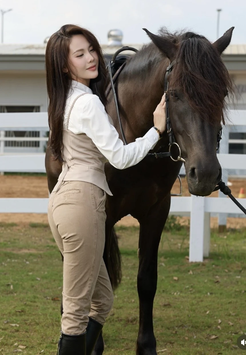 Đứng hình trước màn cưỡi ngựa thần sầu của hot girl làng Pick