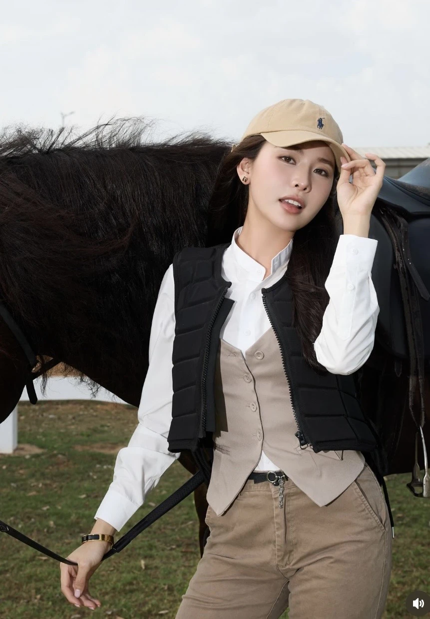 Đứng hình trước màn cưỡi ngựa thần sầu của hot girl làng Pick