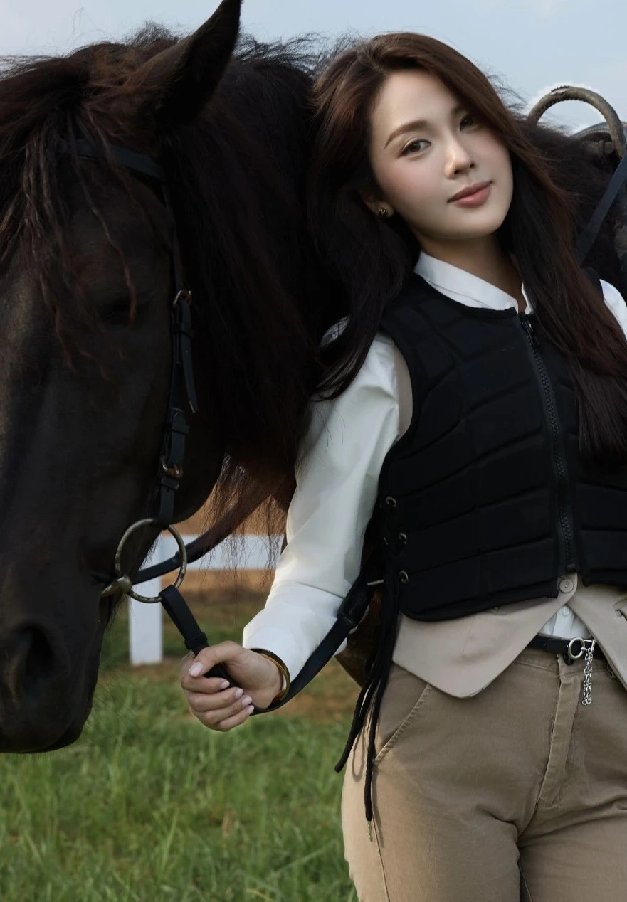 Đứng hình trước màn cưỡi ngựa thần sầu của hot girl làng Pick