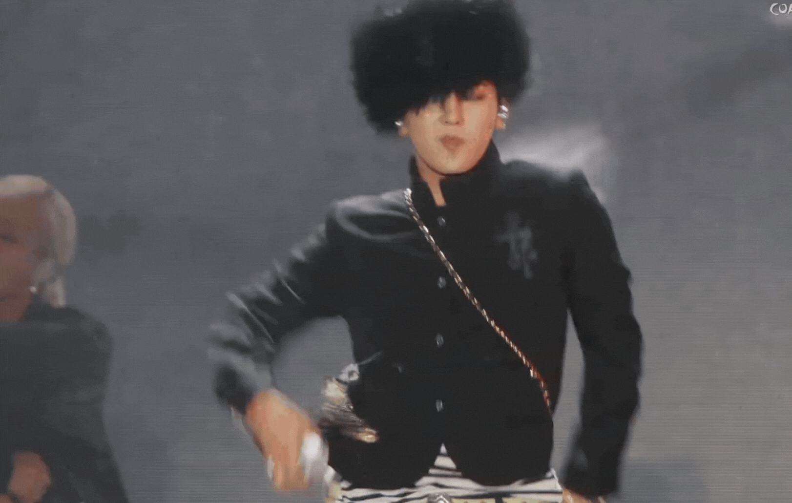 G-DRAGON đã tìm lại được 210 tỷ rơi ở Coachella: Nhìn "anh Long" nhảy là biết