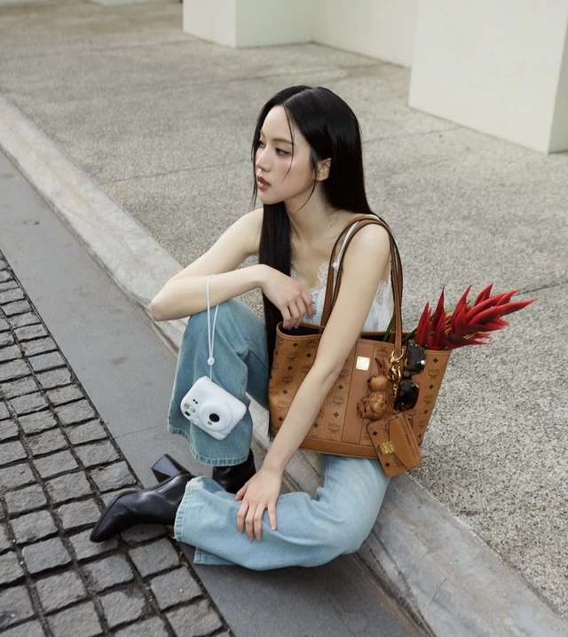 Gái xinh khoe nội y hút gần 3 triệu lượt xem, ngoài đời mặc đơn giản vẫn cuốn Gái xinh khoe nội y hút gần 3 triệu lượt xem, ngoài đời mặc đơn giản vẫn cuốn