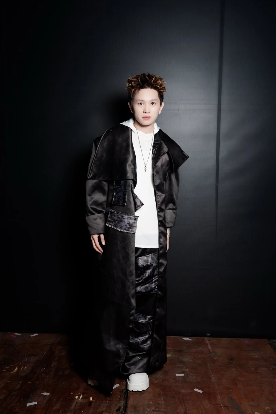 Gây tranh cãi vì lời rap khiếm nhã, quấy rối cả AMEE lẫn dàn Em Xinh, B Ray vội xin lỗi