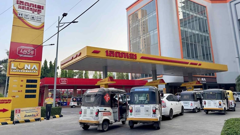 Giá nhiên liệu tại Campuchia tăng gấp đôi, hiện vượt 53.000 đồng/lít