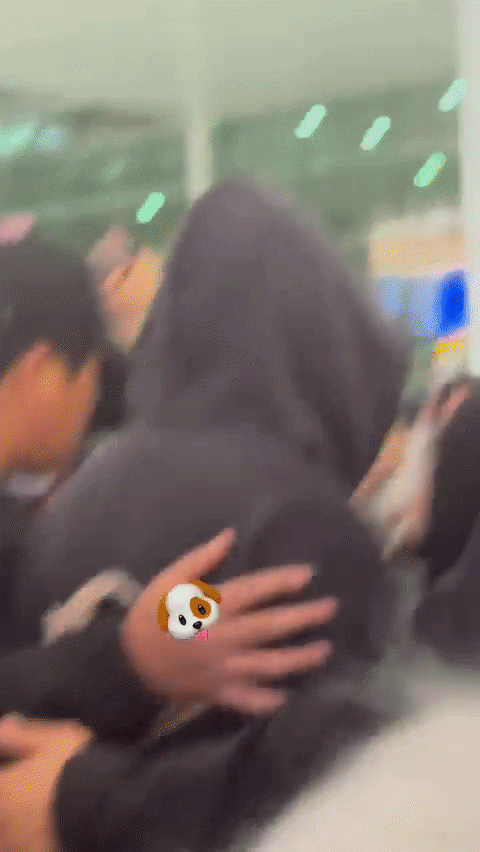 Giữa ồn ào tình cảm, nam ca sĩ gặp sự cố tại sân bay