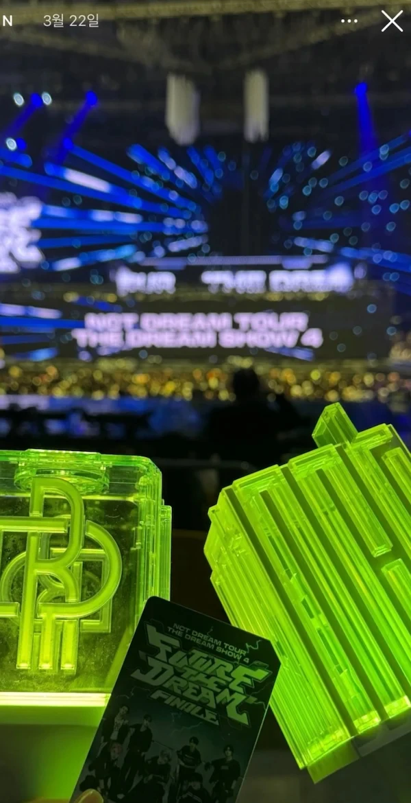 Giữa ồn ào tình cảm, nam ca sĩ gặp sự cố tại sân bay