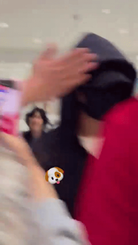 Giữa ồn ào tình cảm, nam ca sĩ gặp sự cố tại sân bay