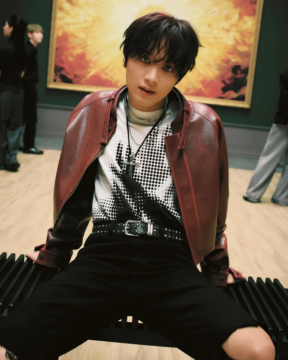 Giữa ồn ào tình cảm, nam ca sĩ gặp sự cố tại sân bay