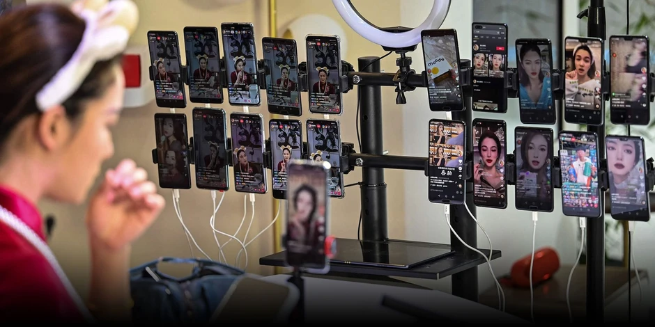 Góc khuất nghề livestream: Ngồi trước màn hình 10 tiếng liên tục đến mức khó thở, buồn nôn, nhiều người đã muốn bỏ nghề Góc khuất nghề livestream: Ngồi trước màn hình 10 tiếng liên tục đến mức khó thở, buồn nôn, nhiều người đã muốn bỏ nghề