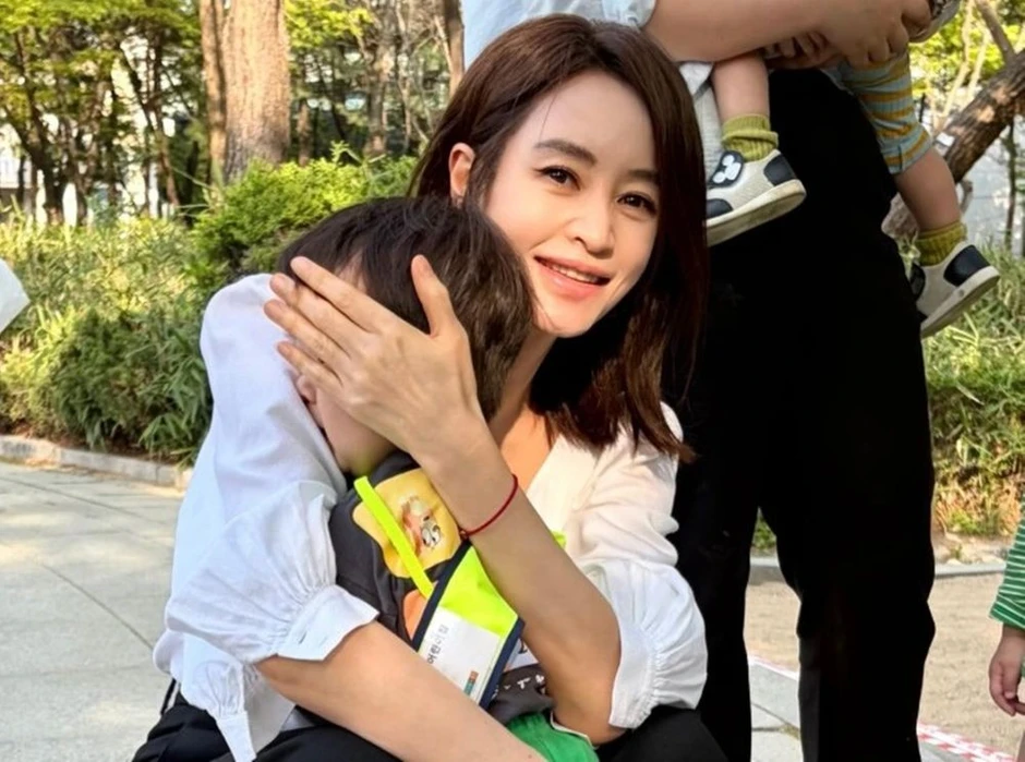 Gương mặt méo mó gây sốc của Kim Hye Soo