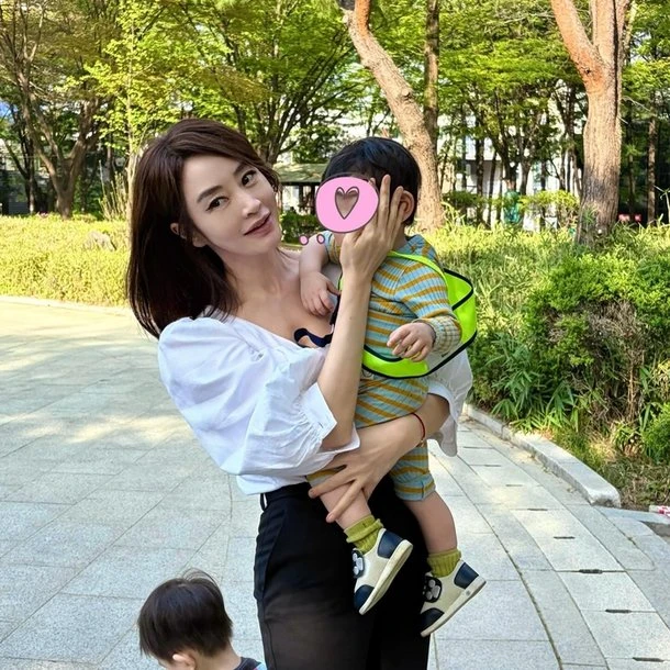 Gương mặt méo mó gây sốc của Kim Hye Soo