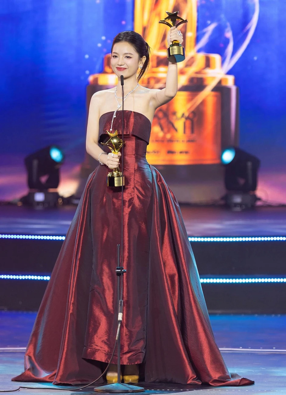 Hạ Anh đi họp báo thôi mà, có cần đẹp vậy không