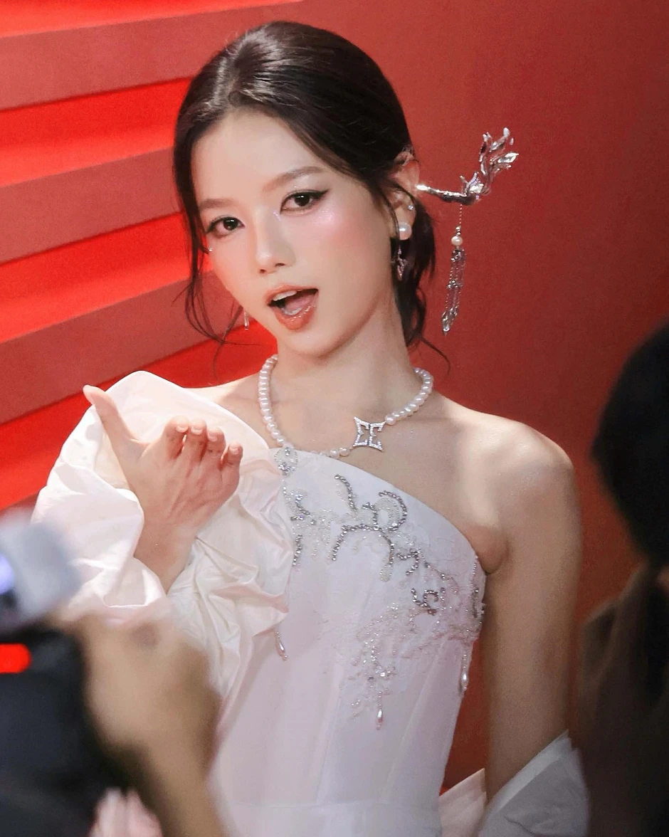 Hạ Anh đi họp báo thôi mà, có cần đẹp vậy không