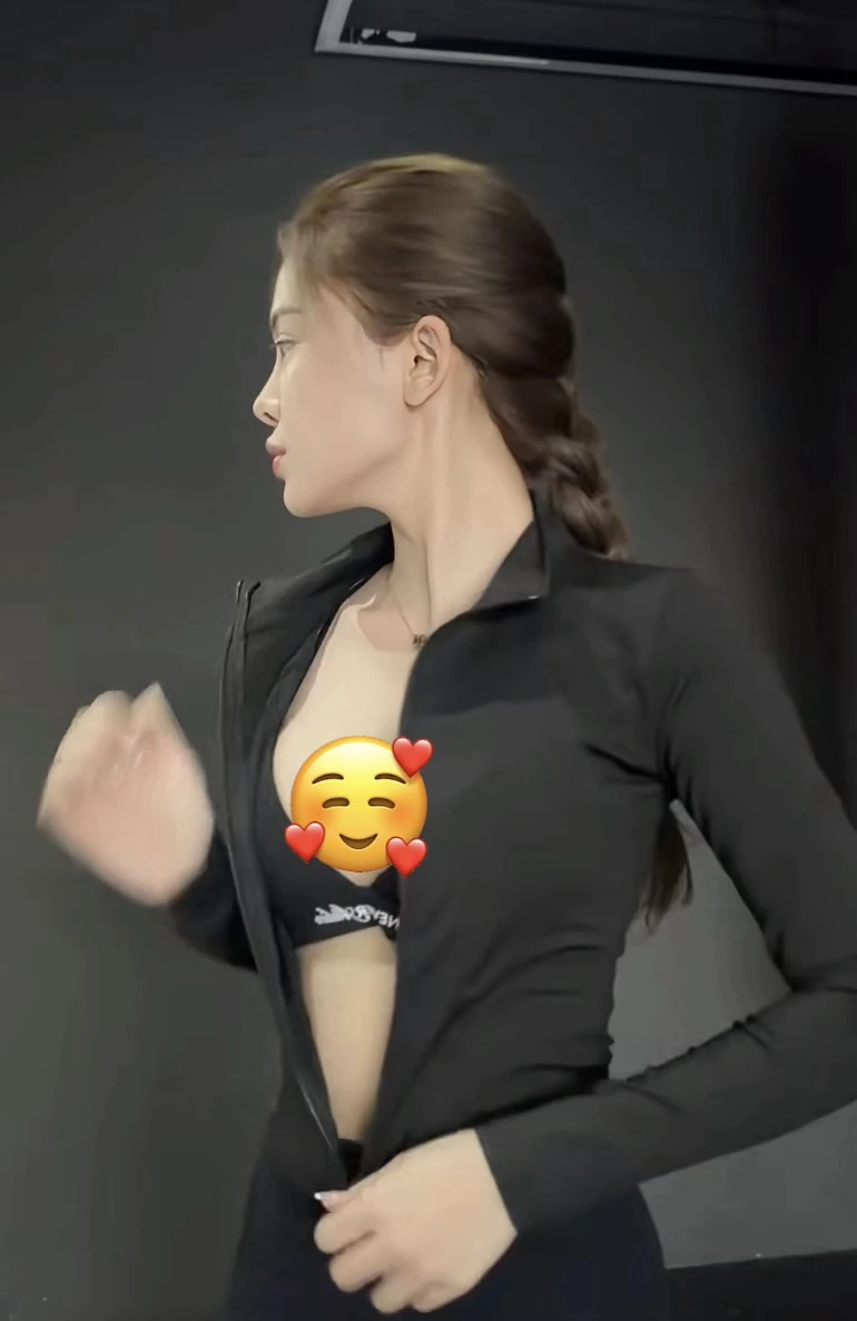 Hà Môi chẳng ngại "var", thể hiện thái độ khi bị mỉa mai "làm màu" ở phòng gym