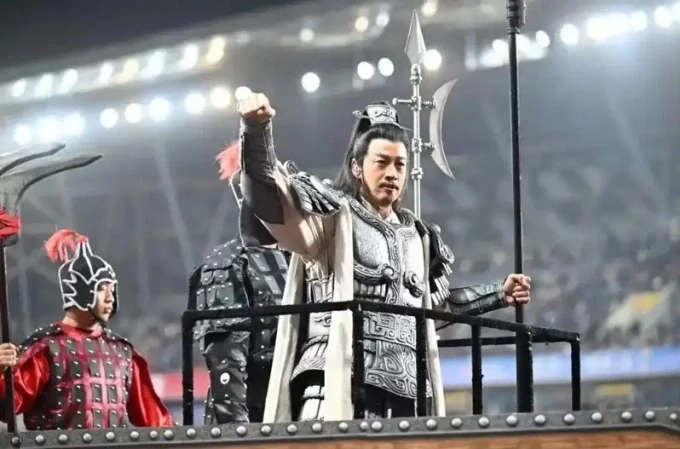 Hà Nhuận Đông hóa thân Tây Sở Bá Vương Hạng Vũ trên sân bóng, khí chất "vô đối" sau 14 năm