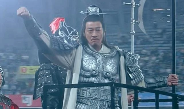 Hà Nhuận Đông hóa thân Tây Sở Bá Vương Hạng Vũ trên sân bóng, khí chất "vô đối" sau 14 năm