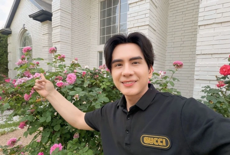 Hàng chục khóm hồng khoe sắc trong biệt thự của Đan Trường ở Mỹ