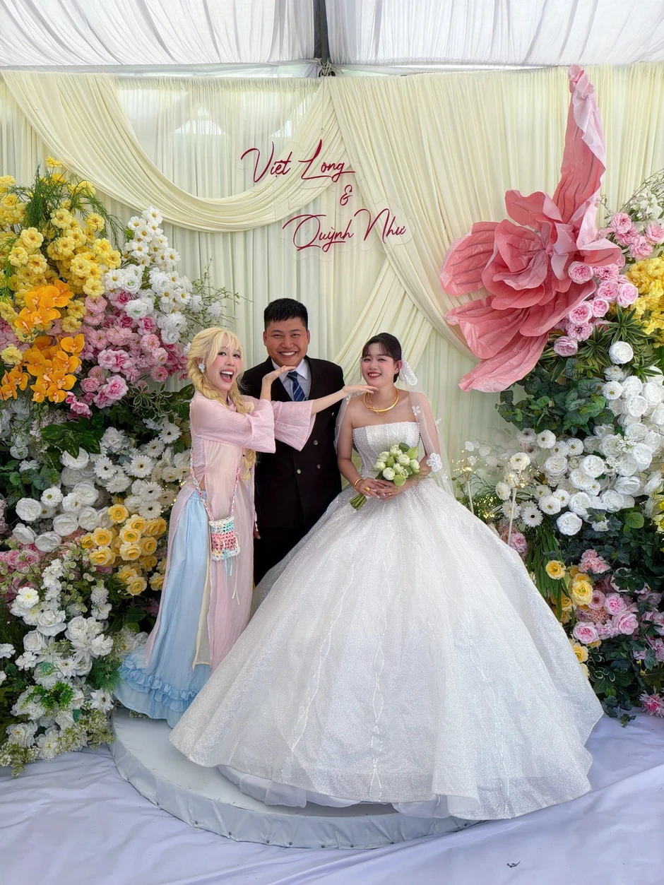 Hậu Hoàng xinh xắn tại đám cưới Mũi trưởng Long