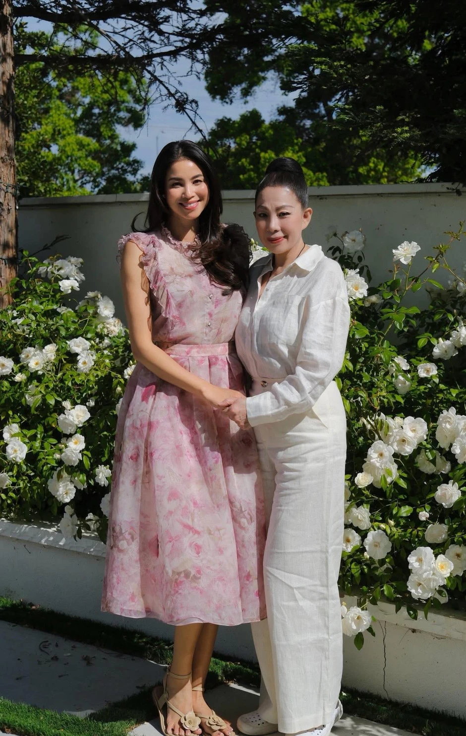 Hé lộ tổ ấm sang trọng của Phạm Hương khi đón bạn thân đến thăm