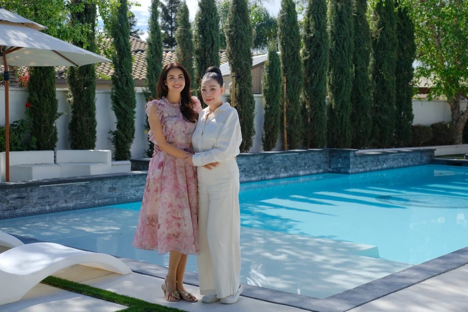 Hé lộ tổ ấm sang trọng của Phạm Hương khi đón bạn thân đến thăm