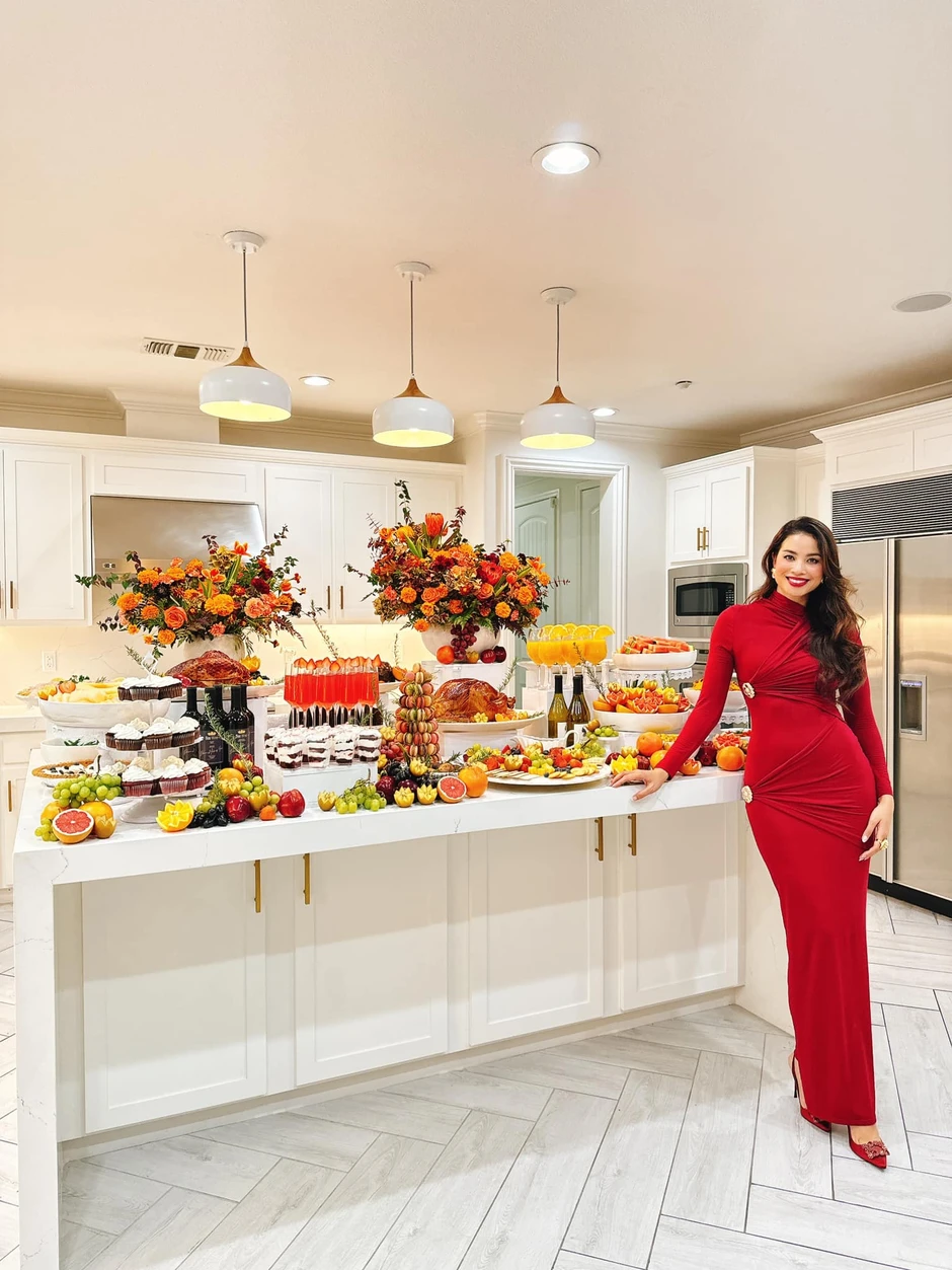 Hé lộ tổ ấm sang trọng của Phạm Hương khi đón bạn thân đến thăm