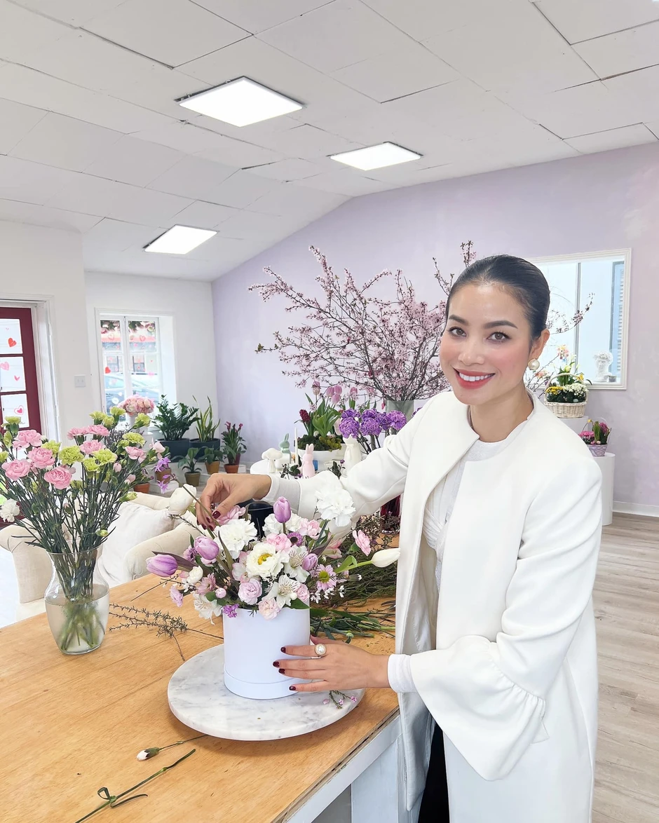 Hé lộ tổ ấm sang trọng của Phạm Hương khi đón bạn thân đến thăm