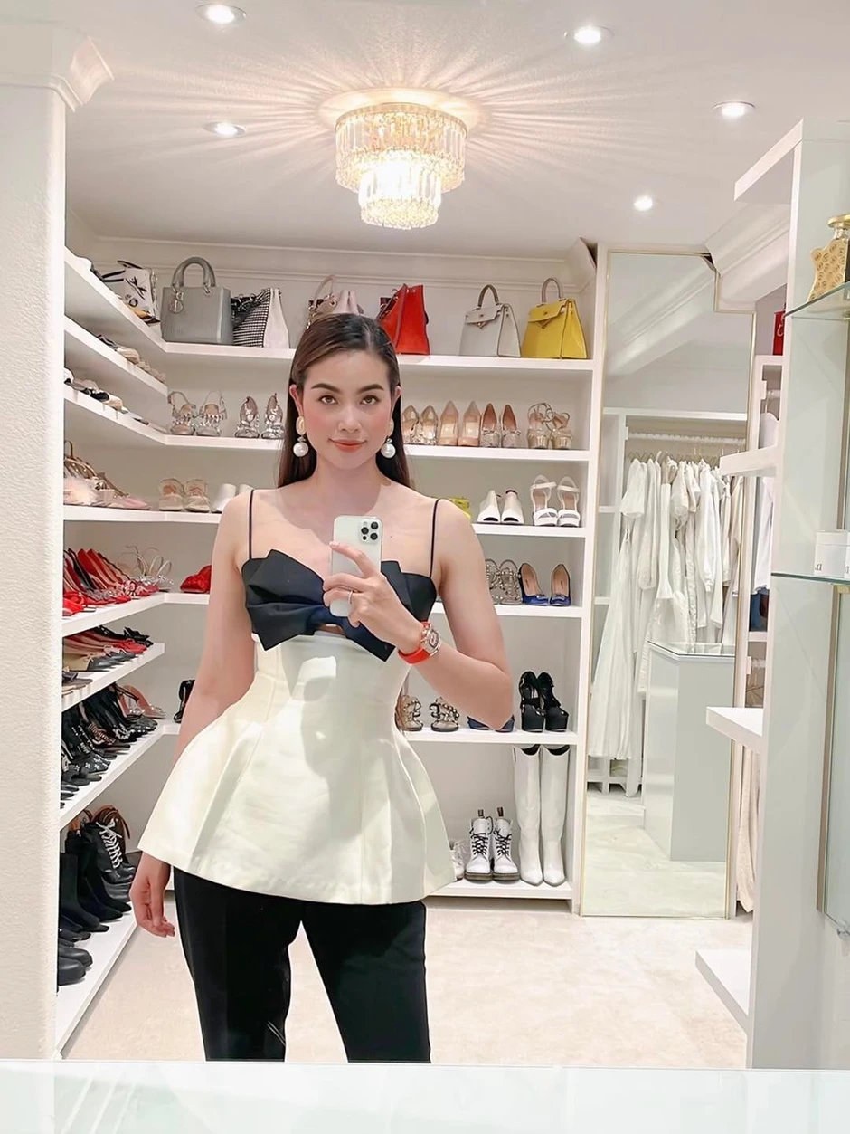 Hé lộ tổ ấm sang trọng của Phạm Hương khi đón bạn thân đến thăm