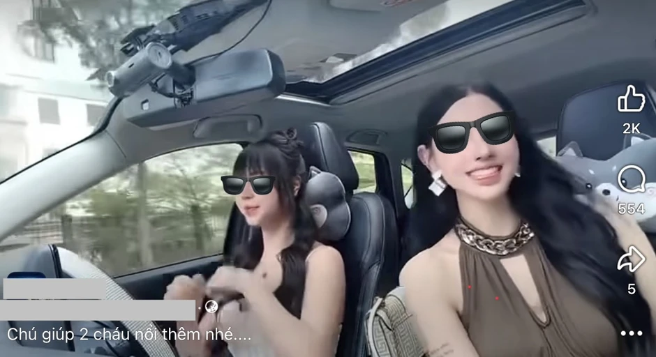 Hết mình với TikTok, hai cô gái "diễn xiếc" trong ô tô bất chấp nguy hiểm, netizen thở dài ngao ngán Hết mình với TikTok, hai cô gái "diễn xiếc" trong ô tô bất chấp nguy hiểm, netizen thở dài ngao ngán