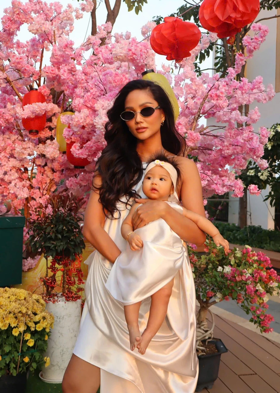 H'Hen Niê lần đầu công bố clip đám cưới H'Hen Niê lần đầu công bố clip đám cưới