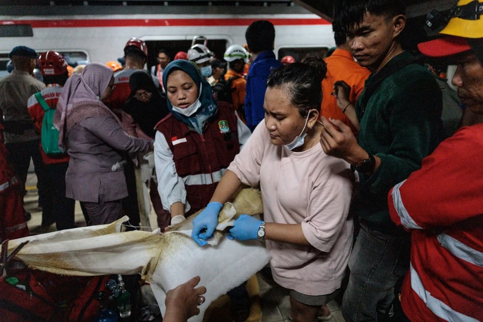 Hiện trường thảm kịch 2 tàu hỏa đâm nhau tại Indonesia: Ít nhất 7 người thiệt mạng, 81 người bị thương