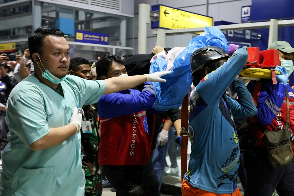 Hiện trường thảm kịch 2 tàu hỏa đâm nhau tại Indonesia: Ít nhất 7 người thiệt mạng, 81 người bị thương