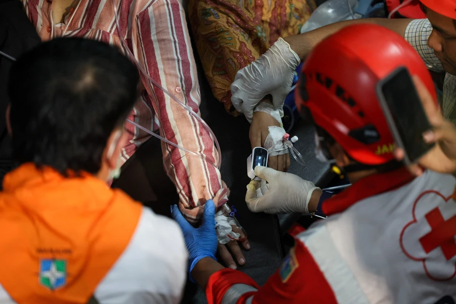 Hiện trường thảm kịch 2 tàu hỏa đâm nhau tại Indonesia: Ít nhất 7 người thiệt mạng, 81 người bị thương