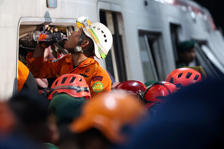 Hiện trường thảm kịch 2 tàu hỏa đâm nhau tại Indonesia: Ít nhất 7 người thiệt mạng, 81 người bị thương