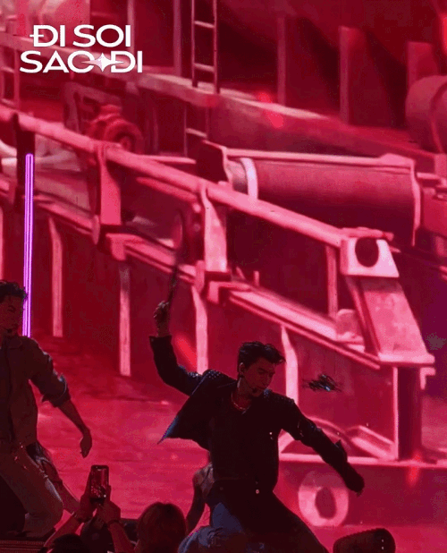 HIEUTHUHAI khoe body “cực phẩm” cơ bắp cuồn cuộn, tái hiện vũ đạo từng gây tranh cãi tại concert Anh Trai Say Hi