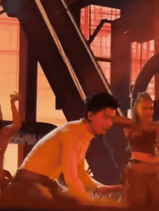 HIEUTHUHAI khoe body “cực phẩm” cơ bắp cuồn cuộn, tái hiện vũ đạo từng gây tranh cãi tại concert Anh Trai Say Hi