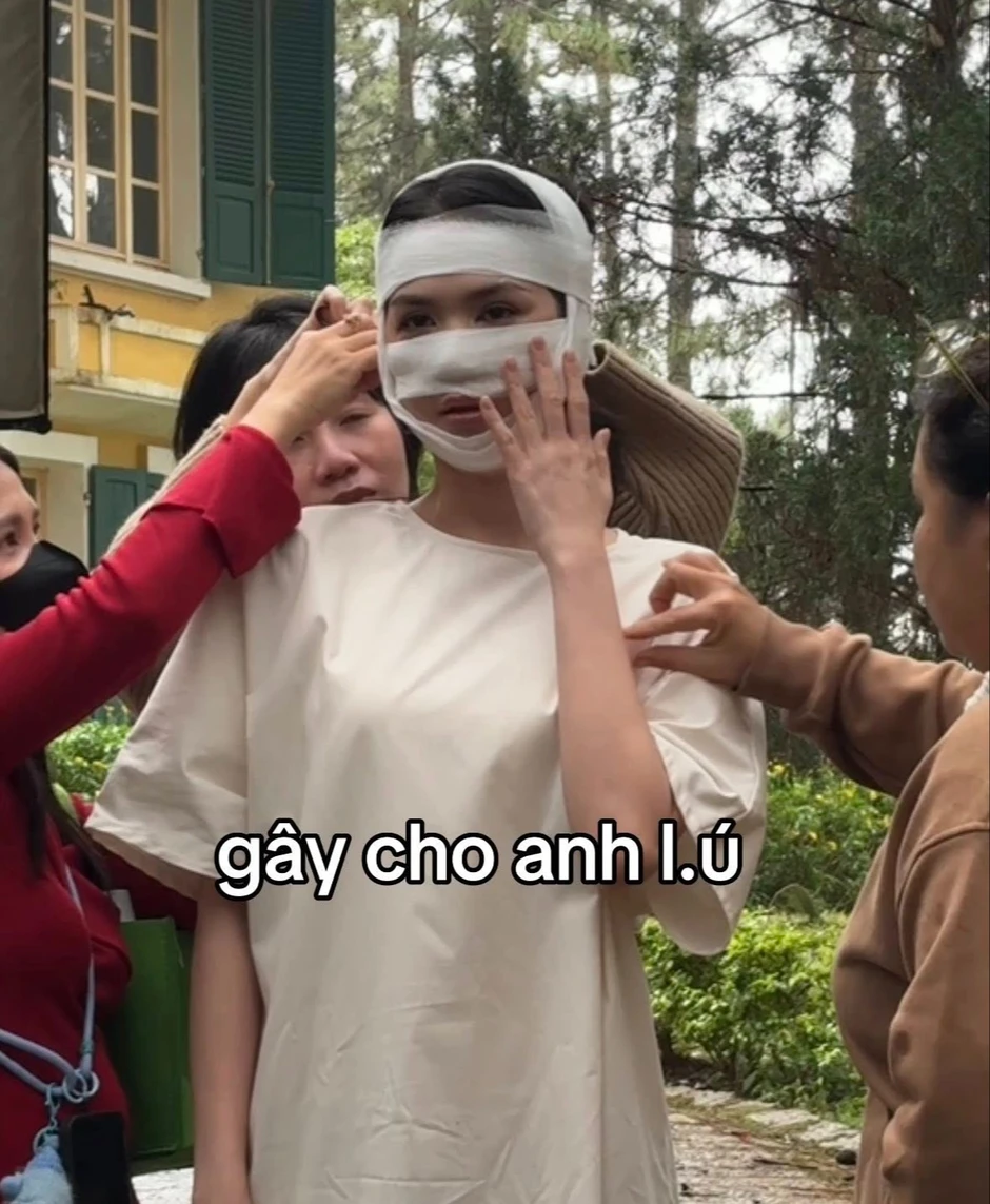 Hình ảnh Ngọc Trinh băng bó kín cả mặt Hình ảnh Ngọc Trinh băng bó kín cả mặt