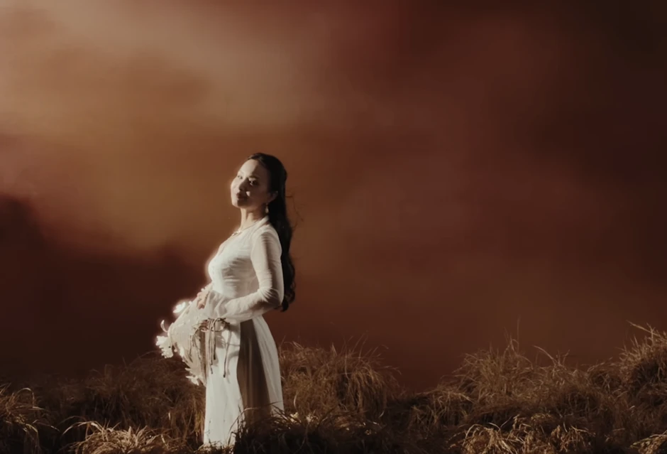 Hòa Minzy, Cẩm Ly ở đâu giữa tranh cãi "lúa chín không cúi đầu"