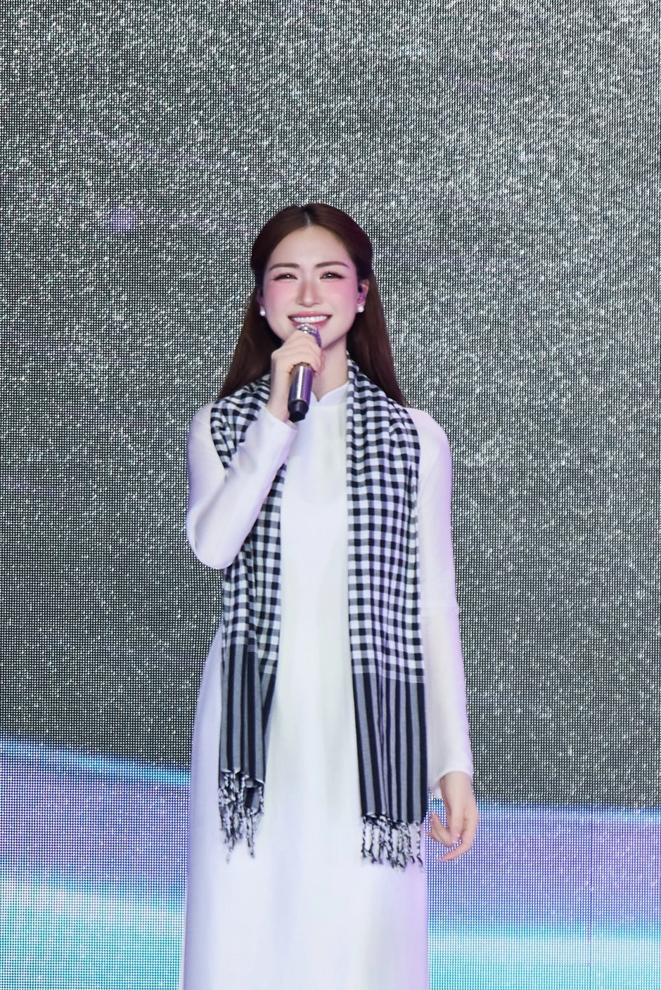 Hoà Minzy lần nữa vướng tranh cãi