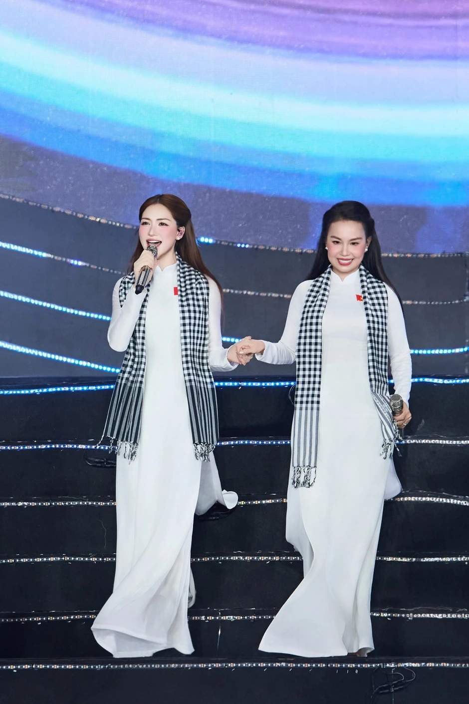 Hoà Minzy phân trần khi bị nói "kéo Cẩm Ly xuống đáy", đáp trả cư dân mạng