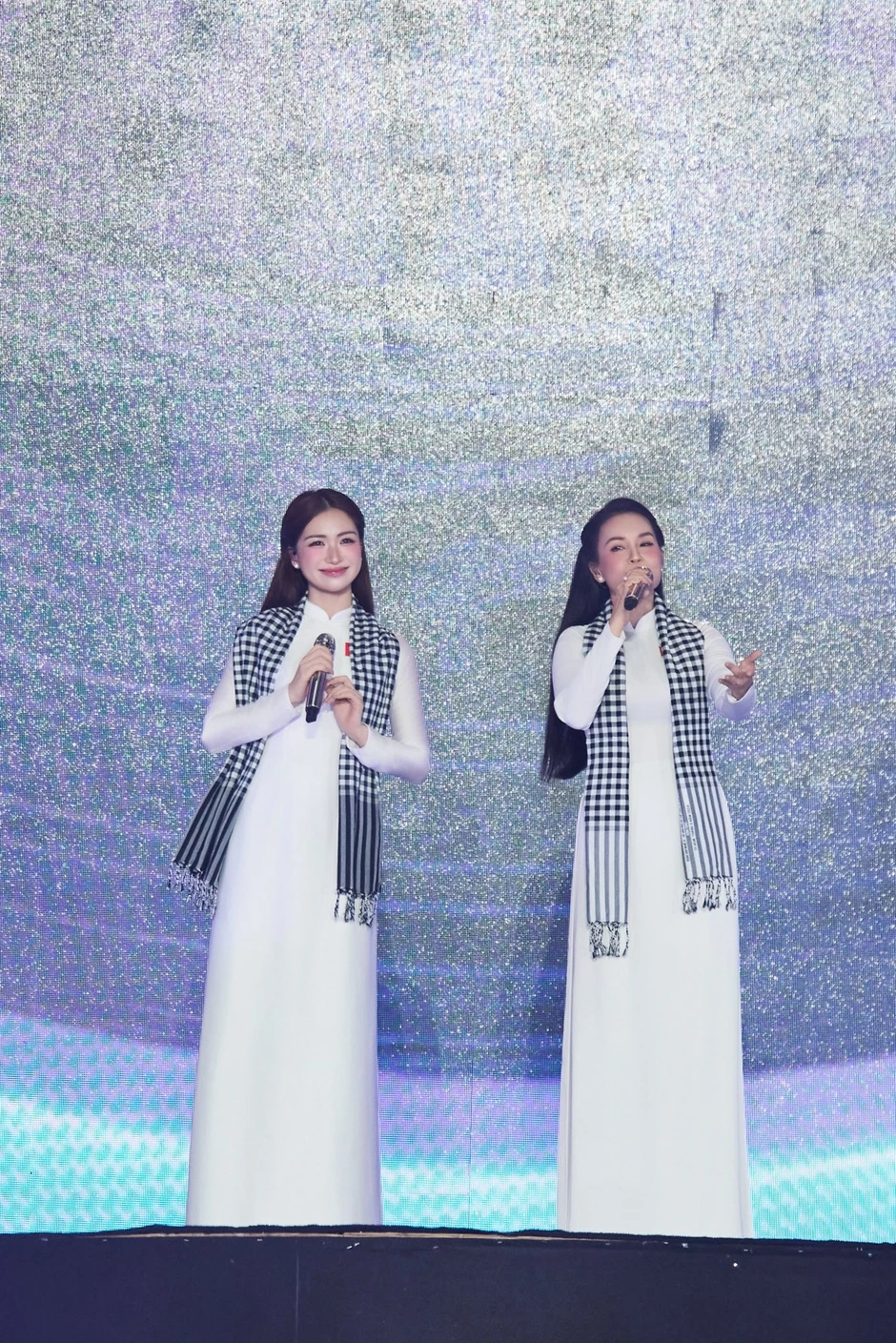 Hoà Minzy phân trần khi bị nói "kéo Cẩm Ly xuống đáy", đáp trả cư dân mạng