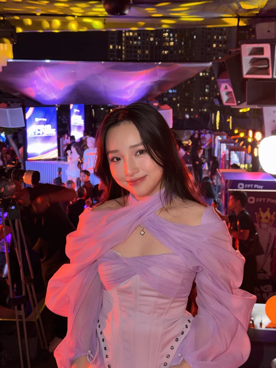 Hoa Xuka đi biển với trang phục "nửa kín nửa hở", fan thấp thỏm