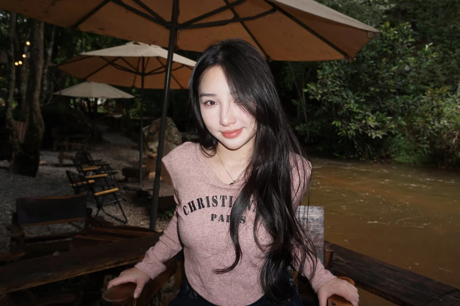 Hoa Xuka đi biển với trang phục "nửa kín nửa hở", fan thấp thỏm