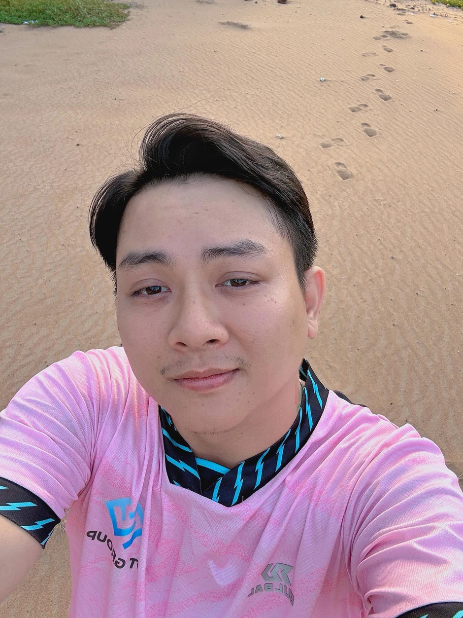 Hoài Lâm: Từng được so sánh ngang ngửa Sơn Tùng, nay diện mạo xuề xoà khó tin