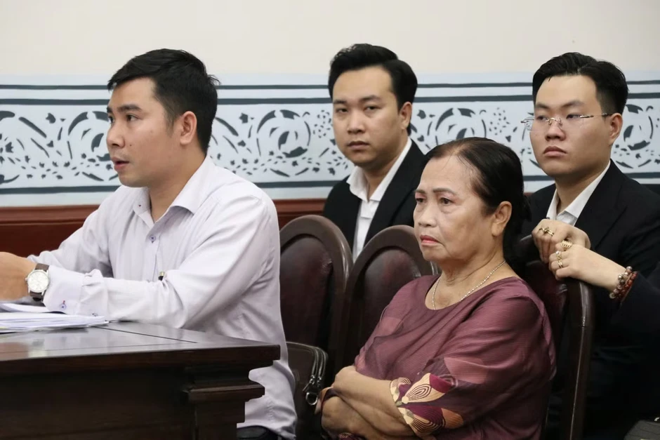 Hoãn xử vụ mẹ diễn viên Đức Tiến và Hoa hậu Bình Phương tranh chấp nhà đất