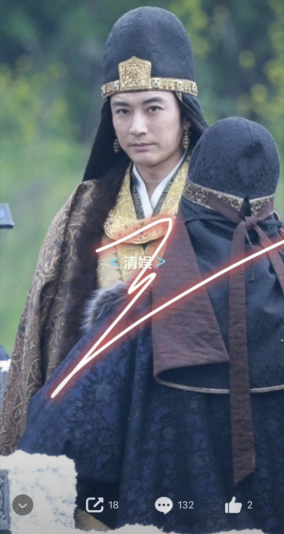 Hoàng đế chán đời đến nỗi khoác long bào mà như thầy bùa